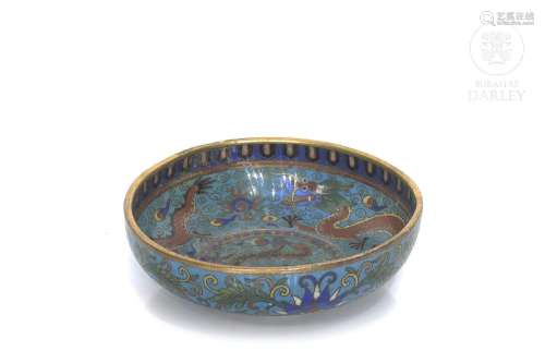 Small cloisonne bowl with dragons, Qing dynasty.