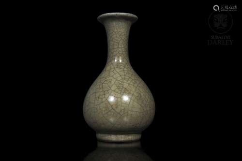 A Yuhuchunping vase with "Geyao" glaze, Song dynas...