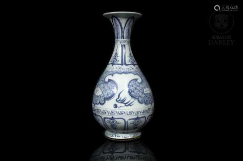 A blue and white Yuhuchunping vase, Yuan dynasty