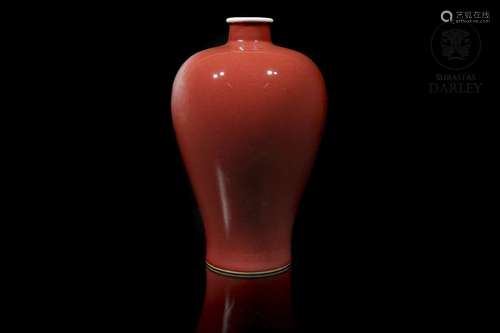 A red-enameled meiping vase, Qing dynasty