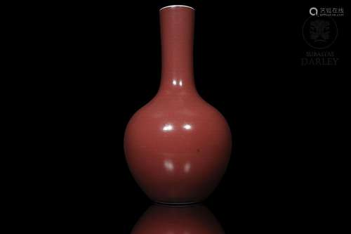 A tianqiuping red-enameled vase, Qing dynasty