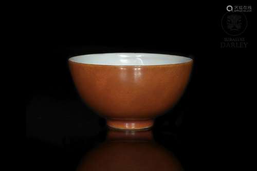 A small red enameled bowl, Qing dynasty