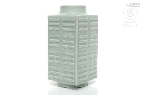 A celadon glaze "Cong" vase, Qing dynasty