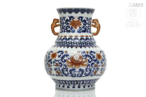 A blue and red glazed porcelain vase, Qing dynasty