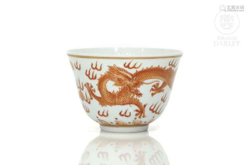 A dragon porcelain bowl in red enamel, Qing dynasty