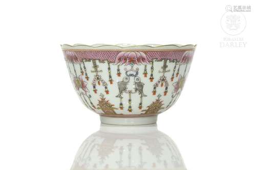 Bowl with wavy rim "famille rose", Qing dynasty