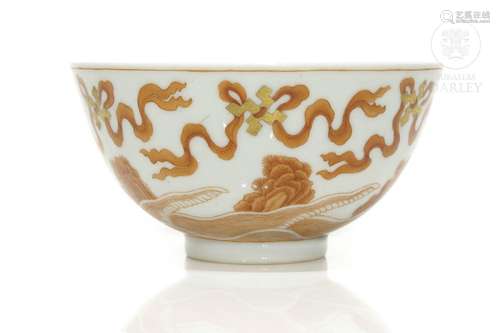 An alum red and gold enameled bowl, Qing dynasty