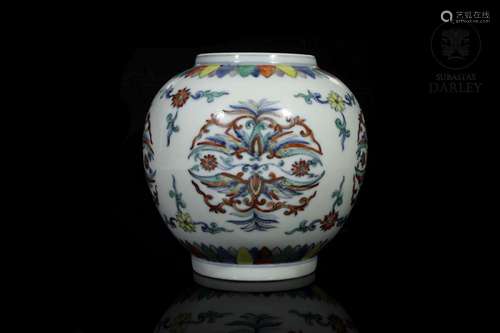 A "Doucai" porcelain jar, Qing dynasty