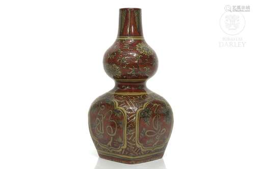 Enameled porcelain "Hulu" vase, Jiaqing mark