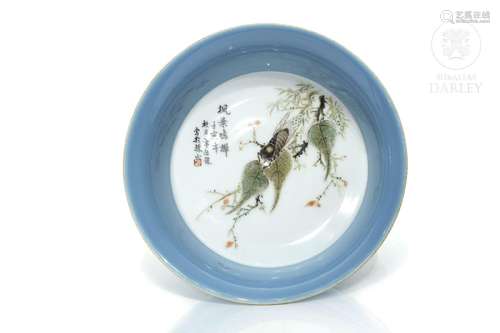 A Jingdezhen enameled porcelain dish, 1962