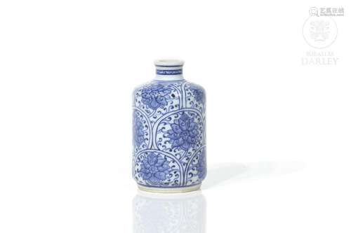 Porcelain miniature in blue and white, 20th century.