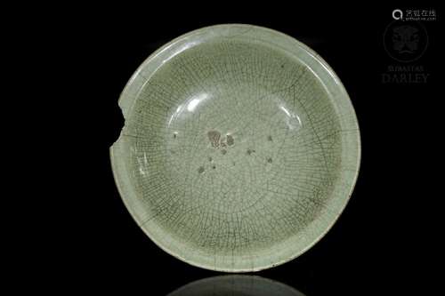 A green-glazed "Longquanyao" stoneware dish, 19th ...