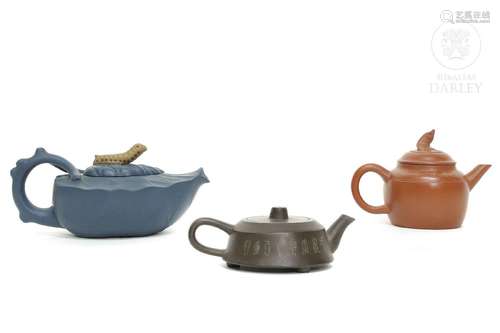 Three earthenware teapots, Yixing, 20th Century