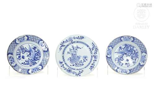 Lot of three Chinese porcelain dishes, 20th Century