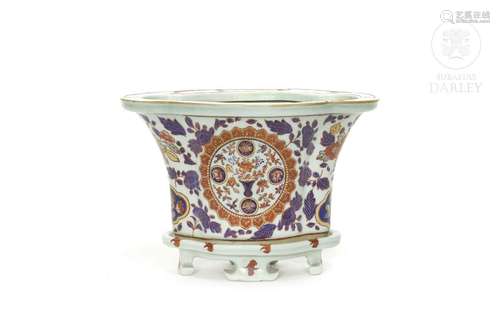 Enameled porcelain pot, 20th Century