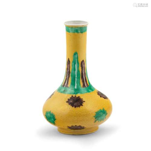 VASO A BOTTIGLIA SMALTATO SANCAI A FONDO GIALLO CON DECORO A...