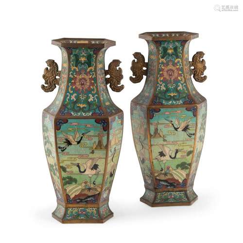 COPPIA DI VASI ESAGONALI IN BRONZO CLOISONNE', CINA, TAR...