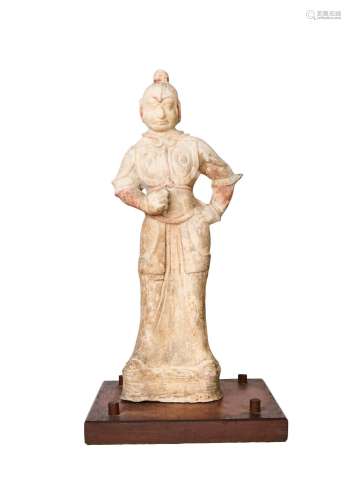 A LARGE STANDING ATTENDANT FIGURE, TANG DYNASTY (618-907)