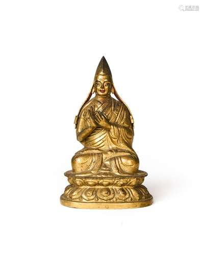 A TIBETAN GILT-COPPER FIGURE OF A SEATED LAMA, 17TH/18TH CEN...