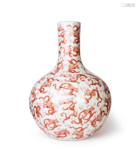 A LARGE CHINESE IRON RED DRAGON VASE, QIANLONG MARK, 19TH CE...