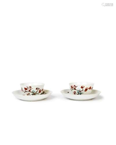 A PAIR OF KAKIEMON TEA BOWLS & SAUCERS, 17TH CENTURY, ED...