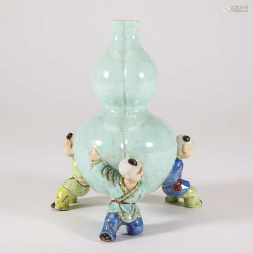 雍正年制款仿松石綠釉粉彩童子抱瓶葫蘆瓶
