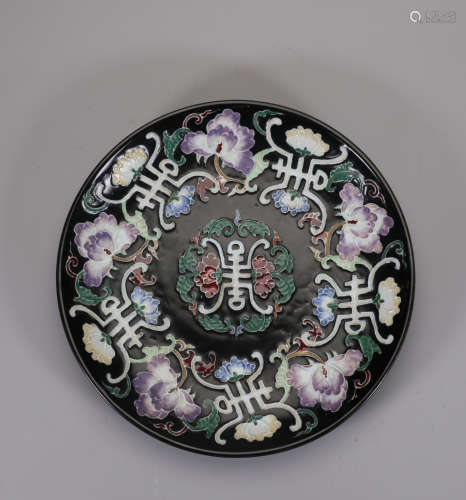 大清雍正年制款黑釉凸雕牡丹花卉壽字紋盤