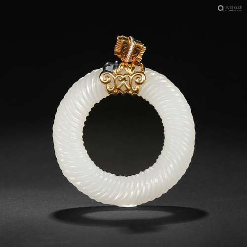 A WHITE JADE 'TWIST ROPE' RING PENDANT