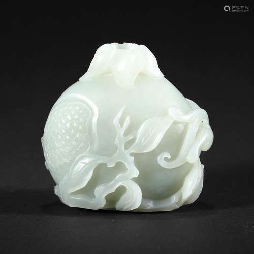 A WHITE JADE 'PEACH' SNUFF BOTTLE