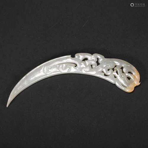 A WHITE JADE 'DRAGON' PENDANT