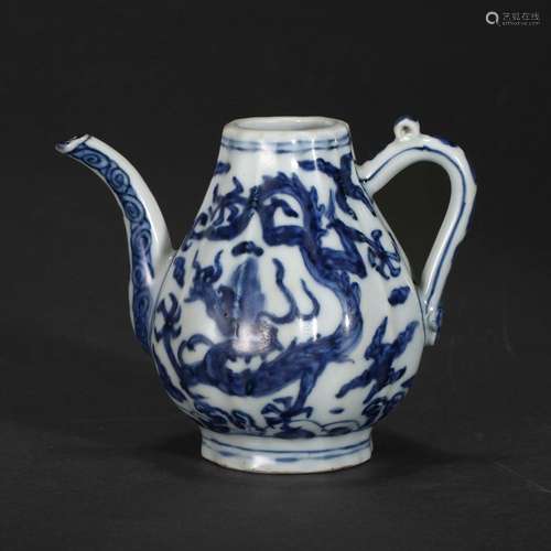 A BLUE AND WHITE 'DRAGON' EWER