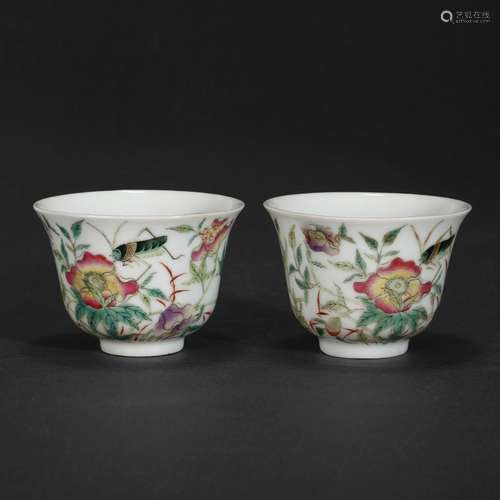 A PAIR OF FAMILLE-ROSE FLORAL CUPS