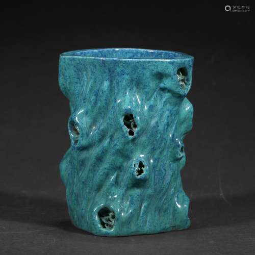 A BLUE WOOD-FORMED PORCELAIN BRUSHPOT