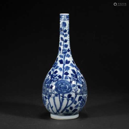 A BLUE AND WHITE FLORAL VASE