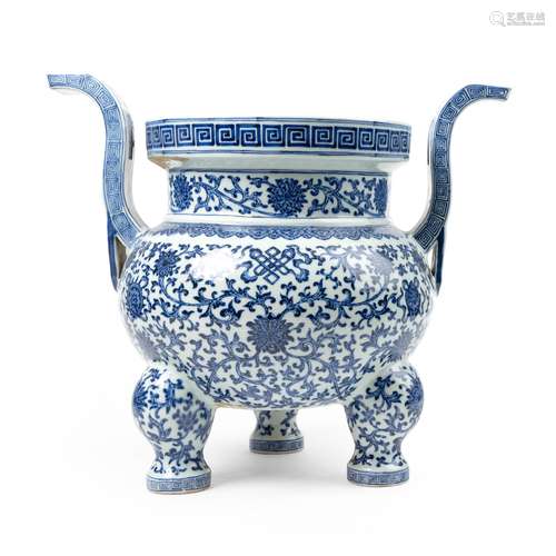 LARGE BLUE AND WHITE 'LOTUS AND BUDDHIST EMBLEMS' TRIPOD CEN...