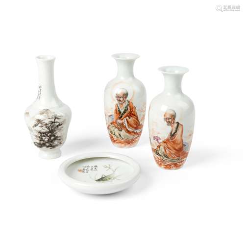 GROUP OF FOUR FAMILLE ROSE PORCELAIN WARES 20TH CENTURY