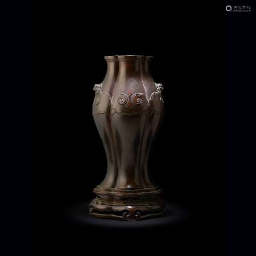 BRONZE QUATREFOIL VASE LATE MING TO EARLY QING DYNASTY, 17TH...