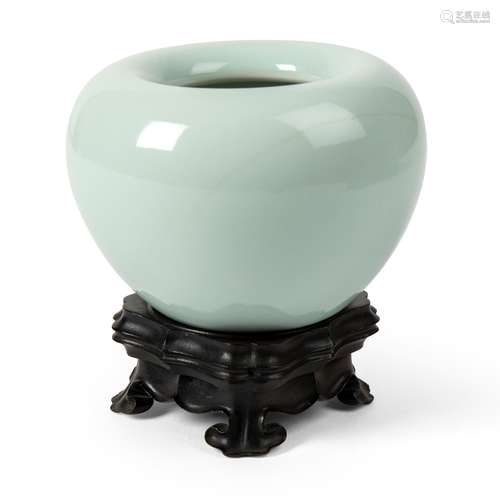 CELADON-GLAZED GLOBULAR WATER POT, PINGGUOZUN YONGZHENG MARK