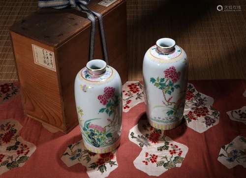 梅花草堂藏品PAIR OF CHINESE PORCELAIN FAMILLE ROSE FLOWER VA...