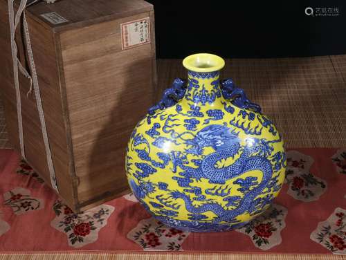 梅花草堂藏品CHINESE PORCELAIN YELLOW GROUND BLUE DRAGON MOON...