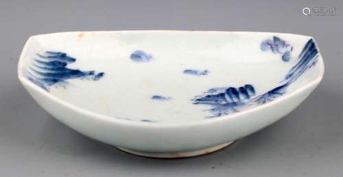 A SMALL BLUE AND WHITE PORCELAIN PLATE