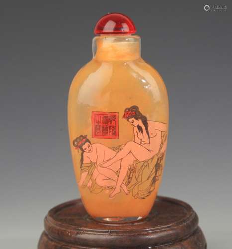 A FEMALE FIGURINE PAINTED SNUFF BOTTLE