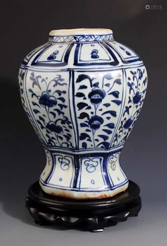 A FINE BLUE AND WHITE FLOWER PATTERN VASE