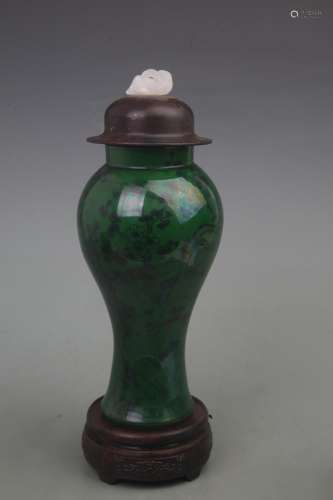A FINE GREEN GROUND FLOWER AND BIRD PATTERN VASE WITH COVER