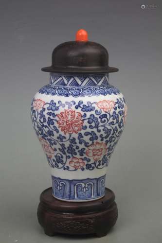 BLUE AND WHITE FLOWER PATTERN VASE WITH LID