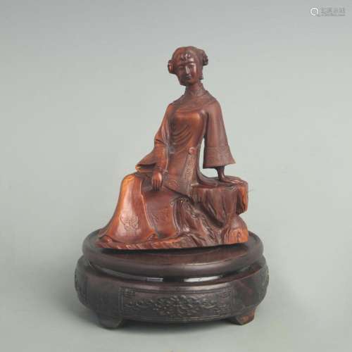 A FINELY CARVED BOXWOOD FIGURE OF A LADY