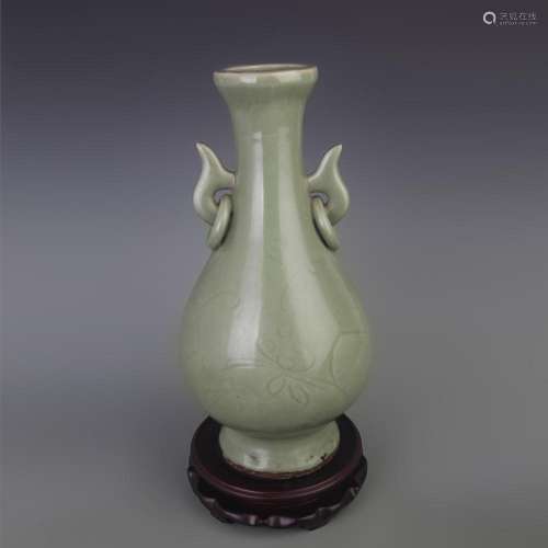 A LONG QUAN KILN FLOWER PATTER YU HU CHUN PORCELAIN BOTTLE