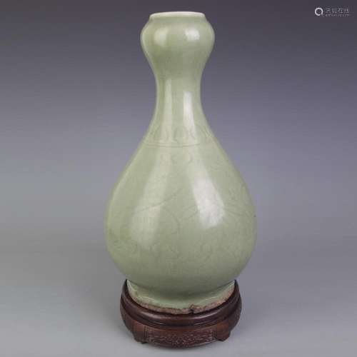 A FINE LONG QUAN KILN GARLIC HEAD STYLE PORCELAIN BOTTLE