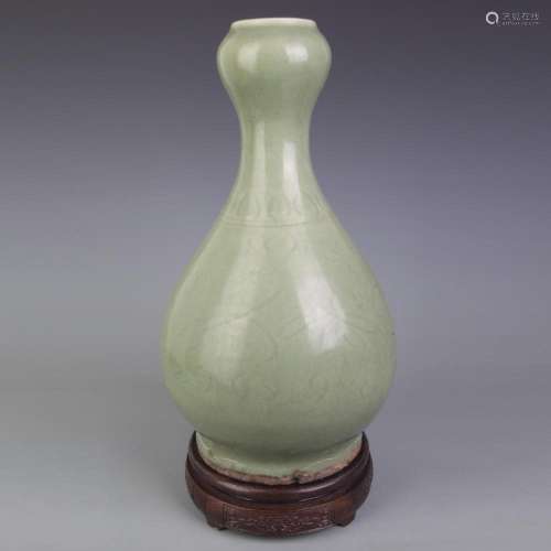 A FINE LONG QUAN KILN GARLIC HEAD STYLE PORCELAIN BOTTLE