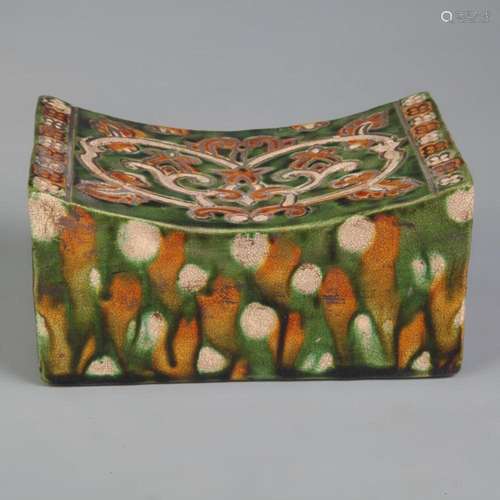 A FINE SAN CAI COLOR SMALL MEDICAL USE PORCELAIN PILLOW